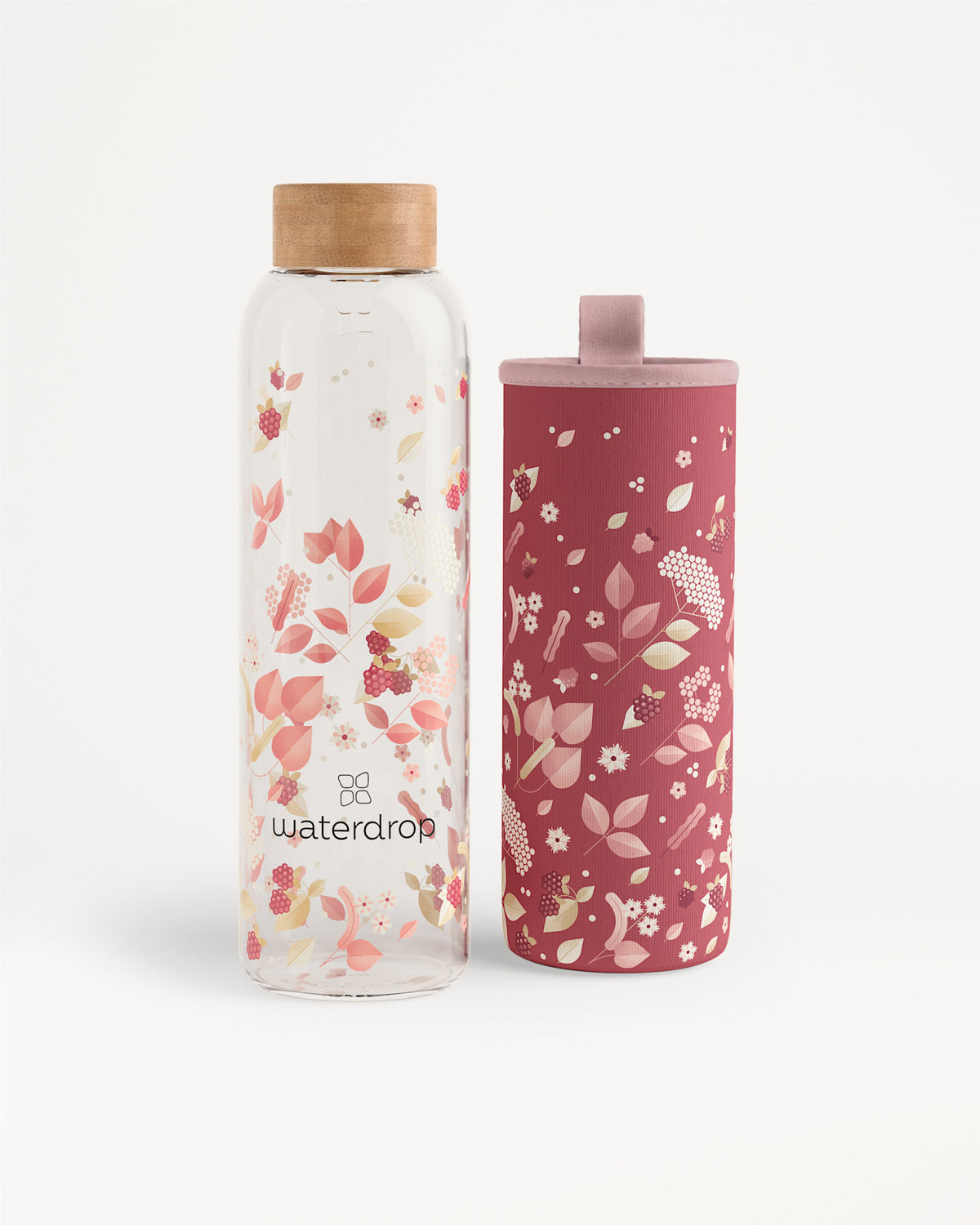 Due bottiglie d'acqua con motivo floreale, una trasparente con tappo in legno e l'altra rosa con tappo abbinato.