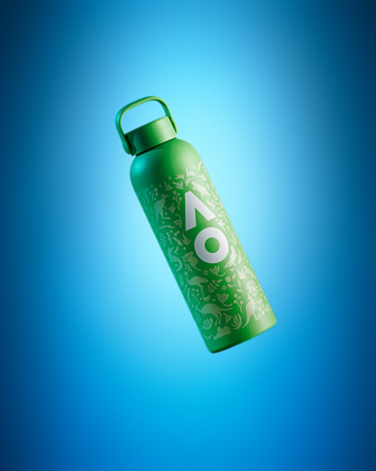 Bottiglia d'acqua riutilizzabile verde con motivo bianco su sfondo blu sfumato.