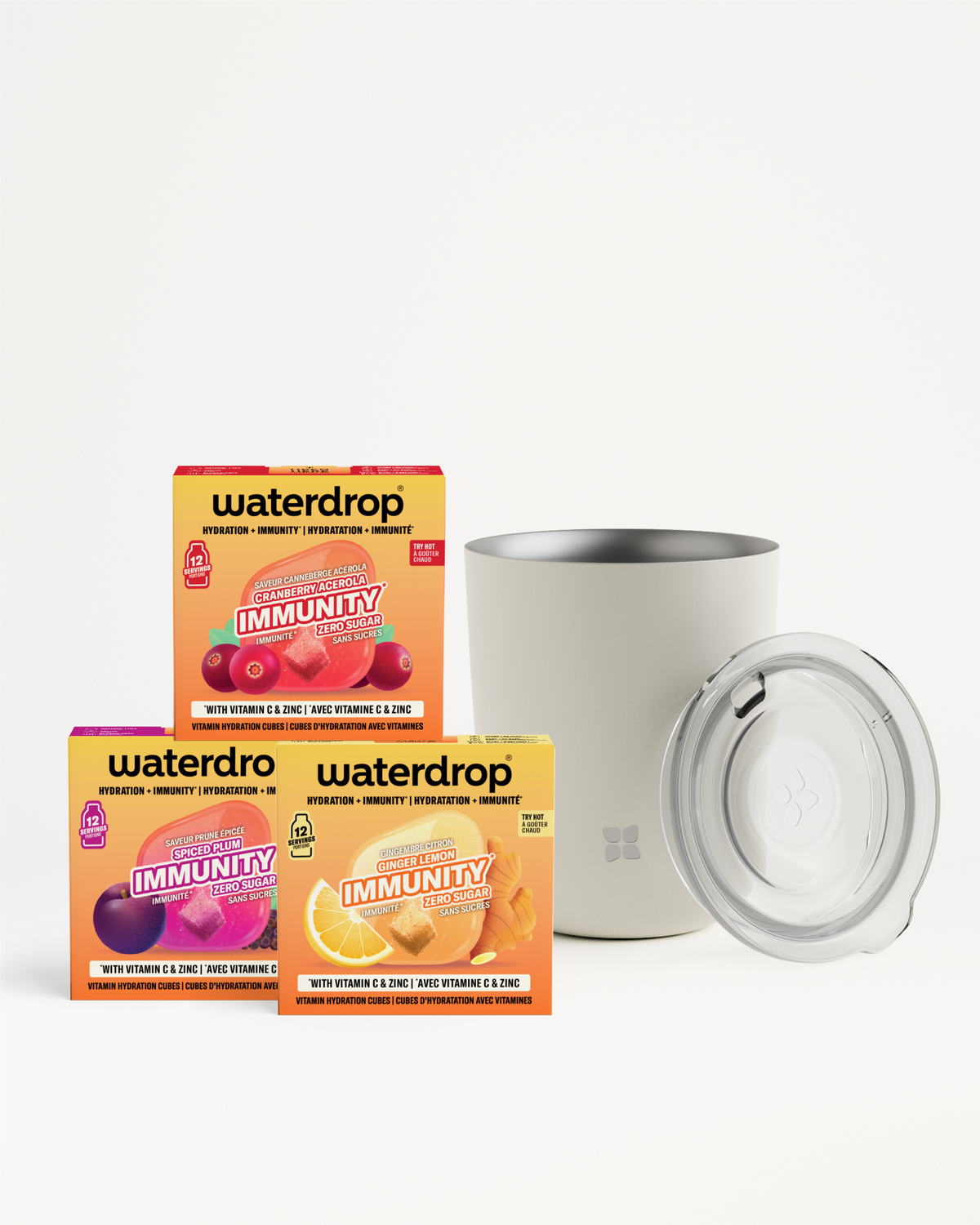 Tre confezioni Waterdrop Immunity con un bicchiere bianco e coperchio trasparente su sfondo chiaro.