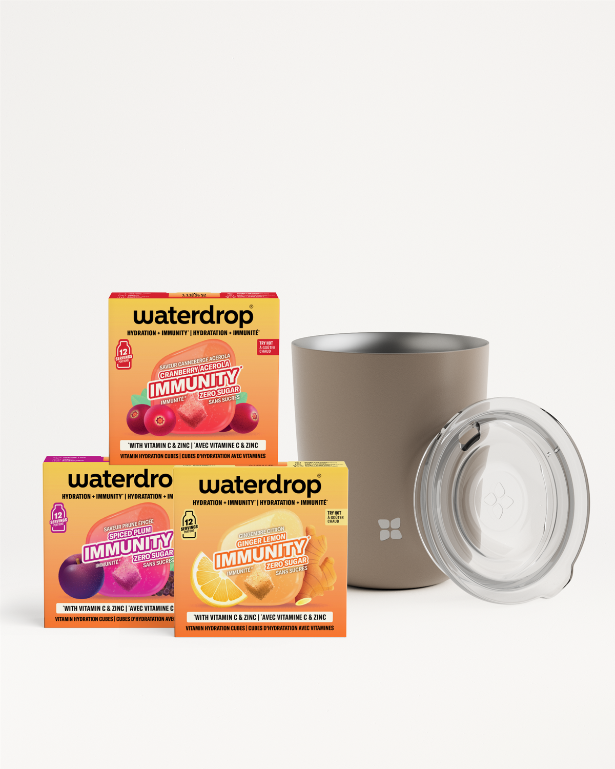 Set di tre scatole colorate per miscele di bevande e un tumbler in acciaio inox con coperchio trasparente.