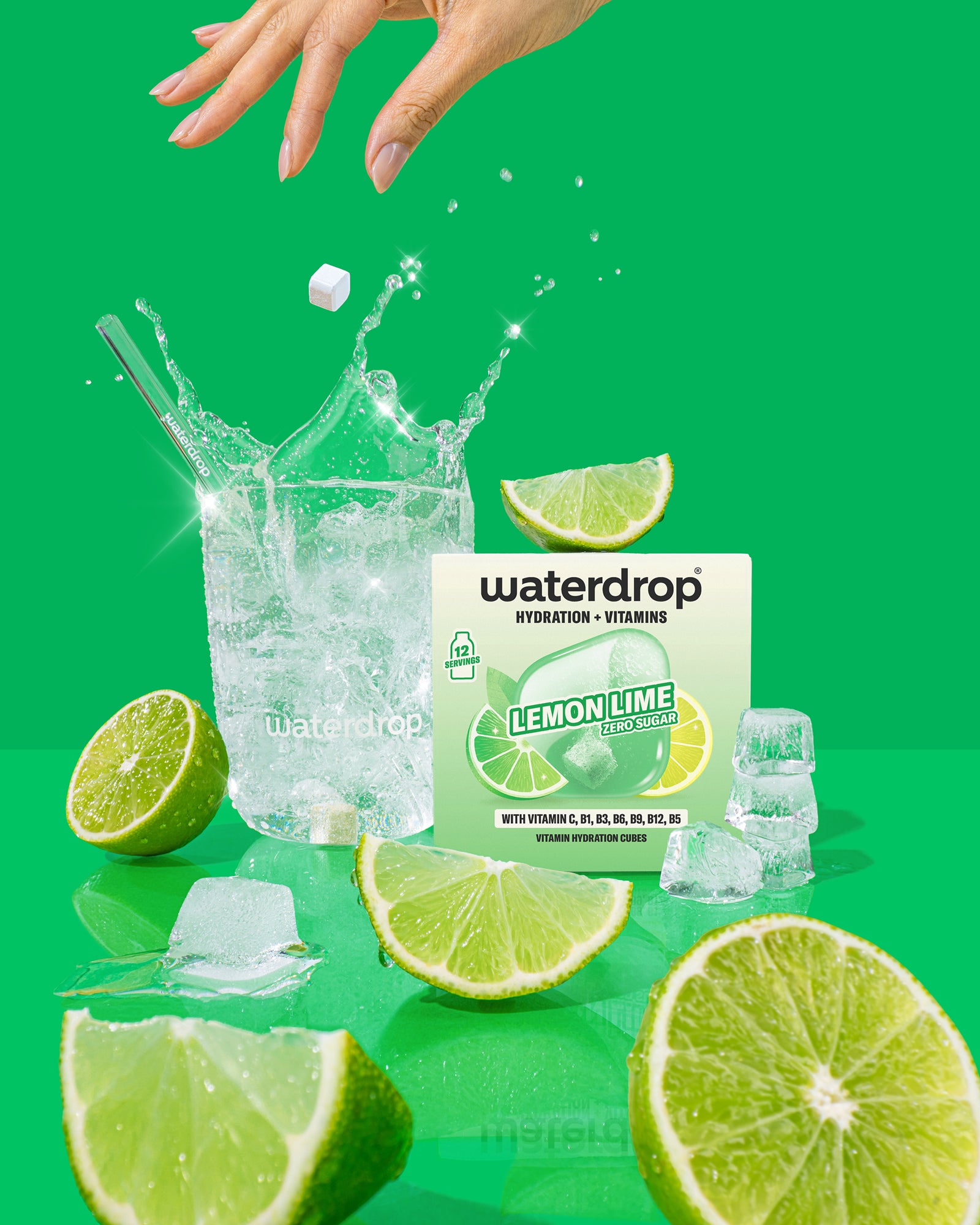 Confezione Waterdrop gusto limone-lime con spicchi di lime, cubetti di ghiaccio e schizzi d'acqua su sfondo verde brillante.
