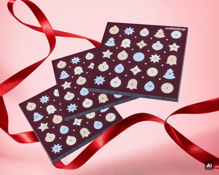 Due schede di calendario dell'avvento blu scuro con finestre numerate a forma circolare e motivi festivi, su sfondo rosa con nastri rossi.