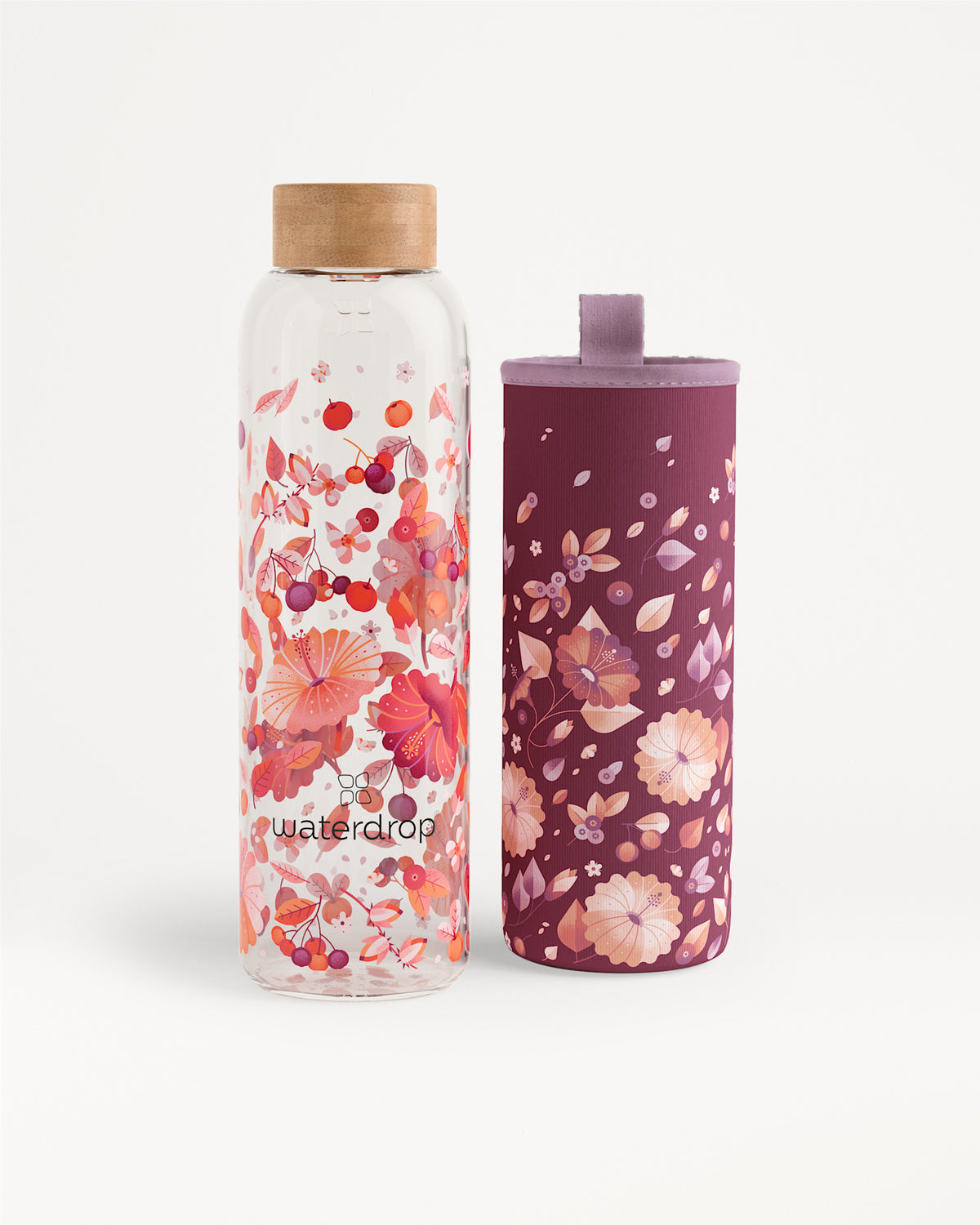Due bottiglie d'acqua con motivo floreale, una trasparente con tappo di legno e l'altra viola con fodera floreale.
