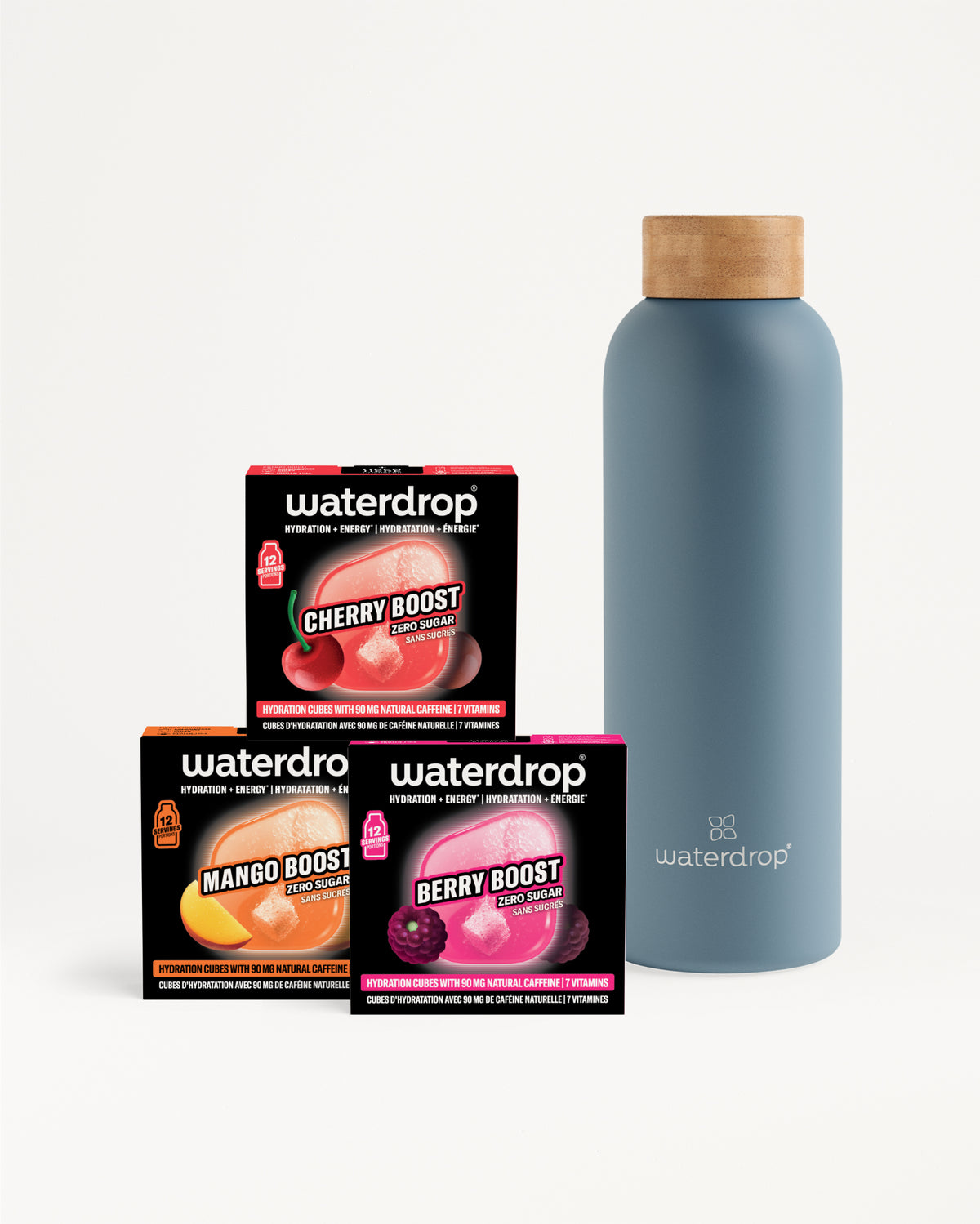 Set di tre scatole Waterdrop di gusti accanto a una bottiglia blu riutilizzabile con tappo in legno.