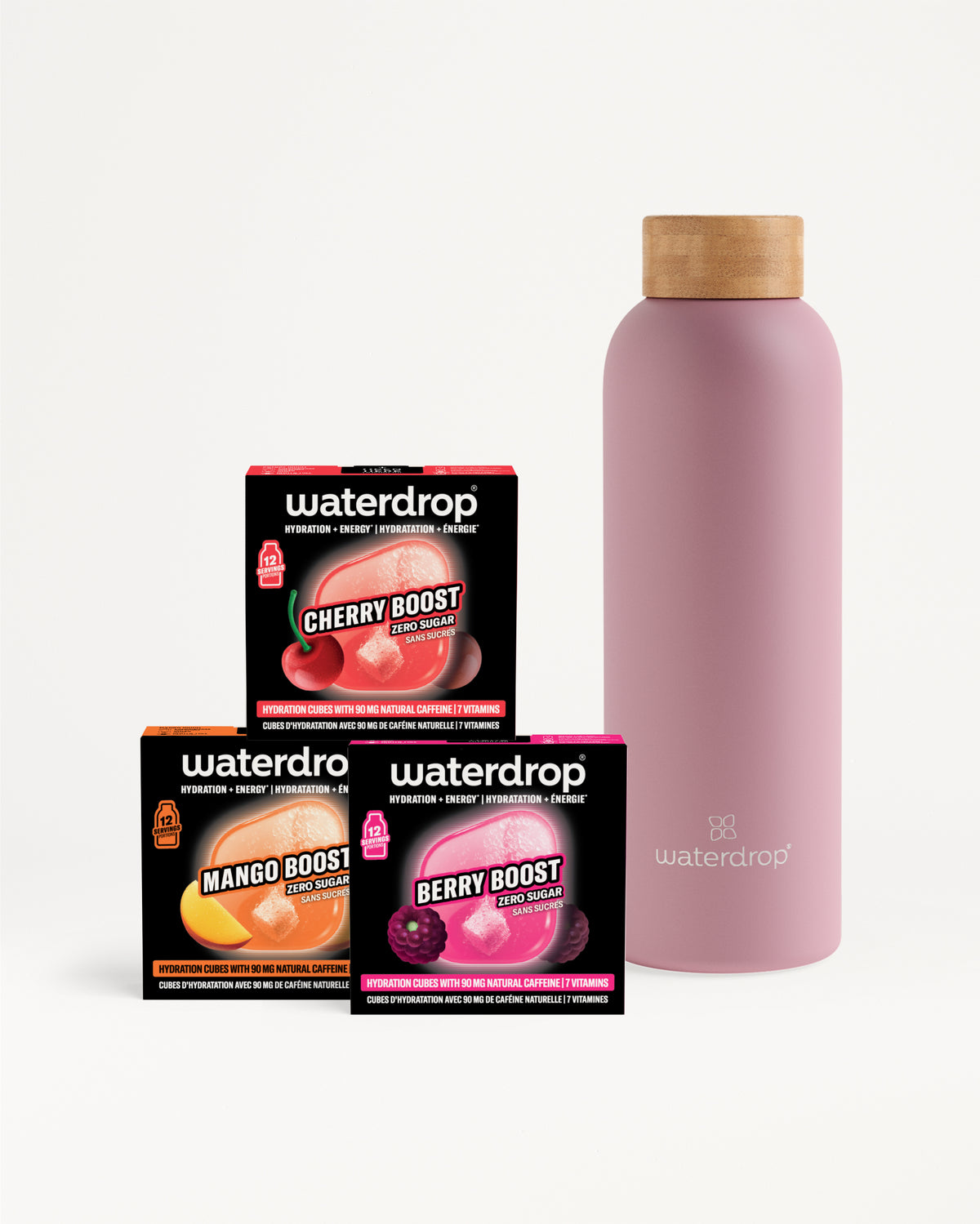 Tre confezioni Flavor Boost e una bottiglia riutilizzabile rosa con tappo in legno.