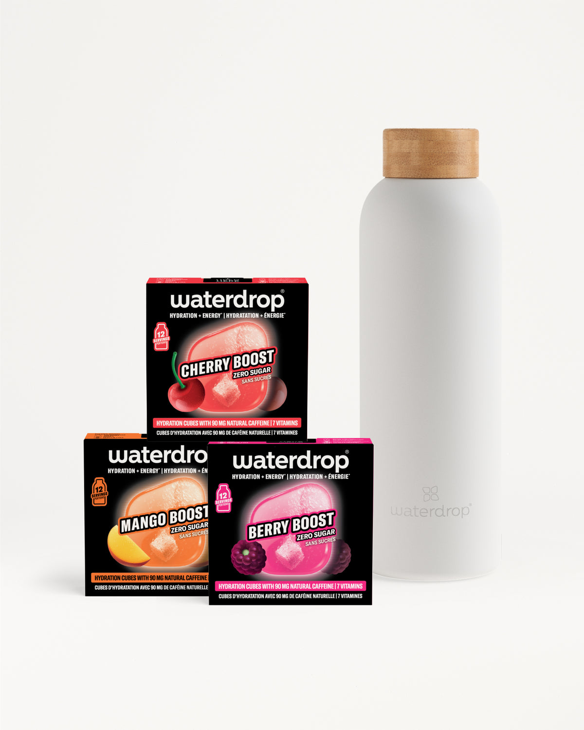 Tre confezioni Waterdrop Flavor Boost (ciliegia, mango, berry) accanto a una bottiglia bianca con tappo in legno.