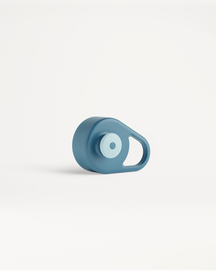 Tappo Pull-Up: fob blu teardrop con anello di attacco.