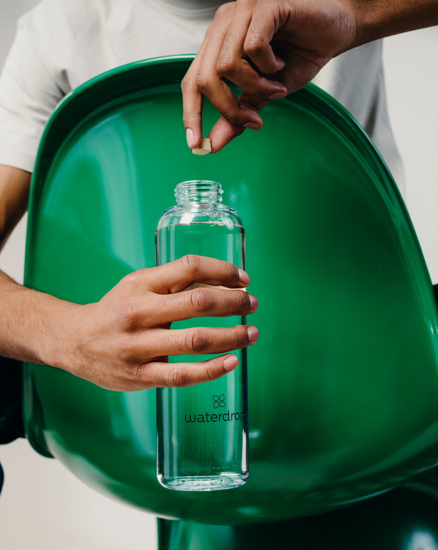 Set Scoperta Vetro Microdrink: mano tiene bottiglia d'acqua.