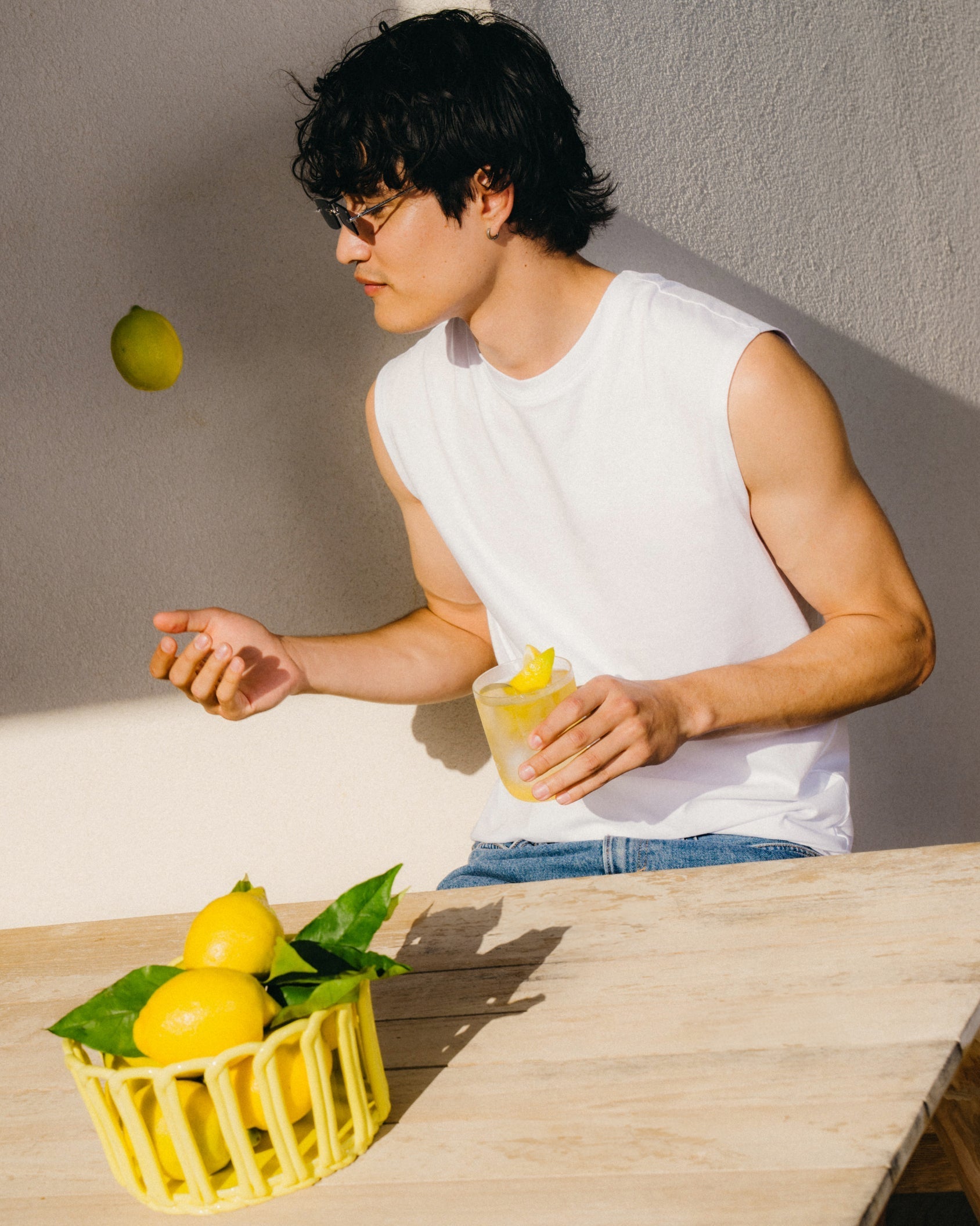 LIMONE 3+1: giovane con limonata e limone in aria.