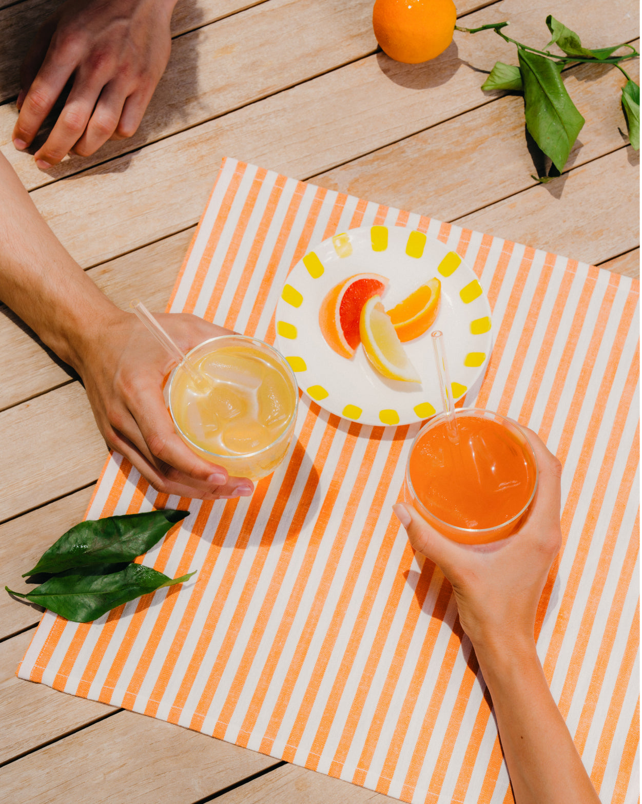 Set il meglio dell'Estate: mano con bicchiere di succo d'arancia.