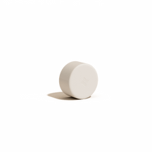 Tappo in Metallo cilindrico, incisa un'icona a quattro petali.